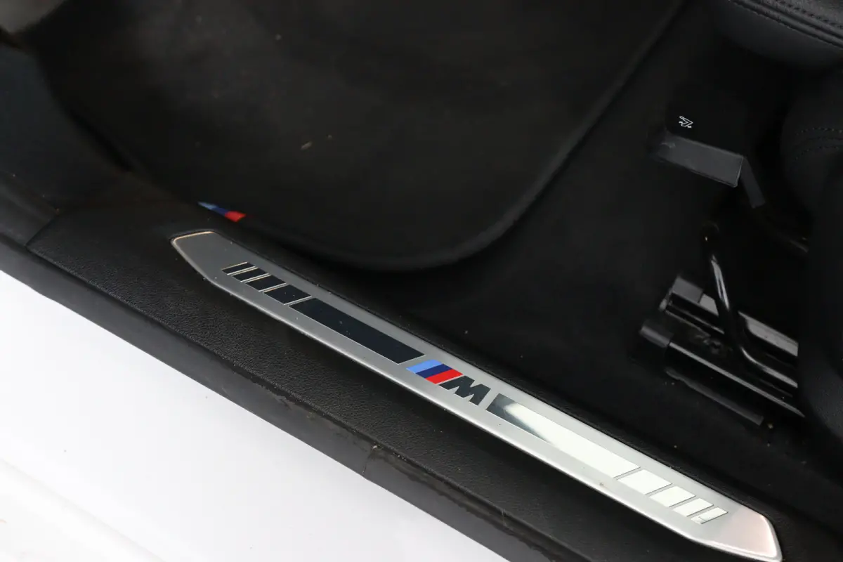 218i Executive Edition Automaat | M Pakket | Camera | Leder | Navigatie | Parkeersensoren voor & achter | BMW LED |