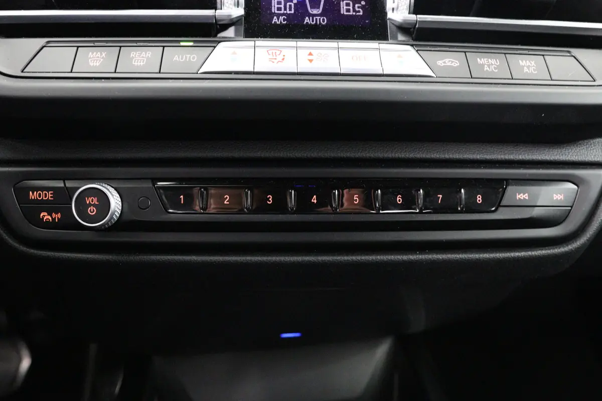 218i Executive Edition Automaat | M Pakket | Camera | Leder | Navigatie | Parkeersensoren voor & achter | BMW LED |