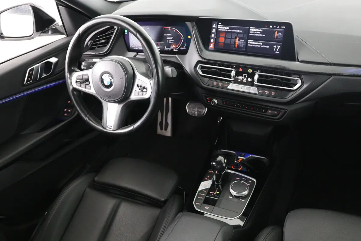 218i Executive Edition Automaat | M Pakket | Camera | Leder | Navigatie | Parkeersensoren voor & achter | BMW LED |