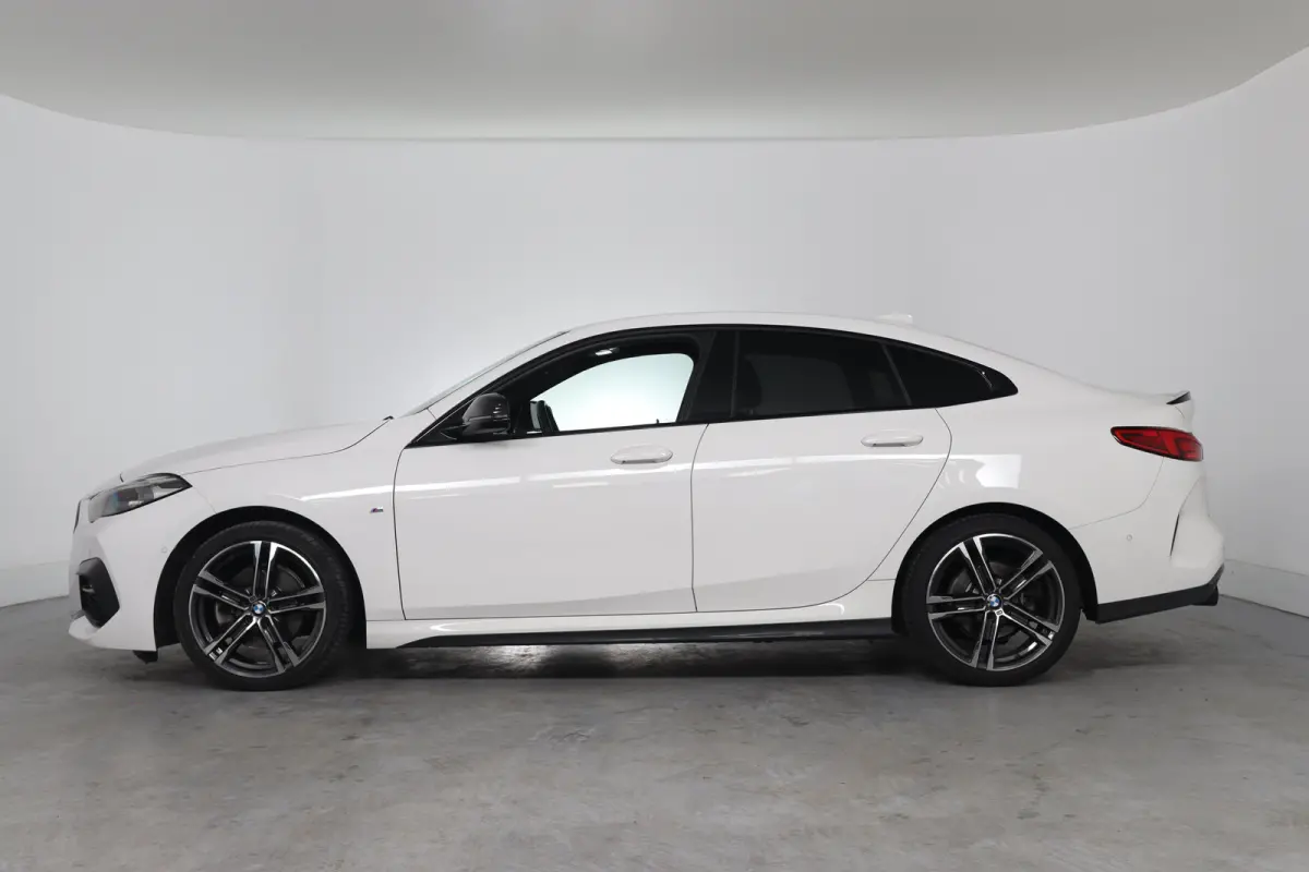 218i Executive Edition Automaat | M Pakket | Camera | Leder | Navigatie | Parkeersensoren voor & achter | BMW LED |