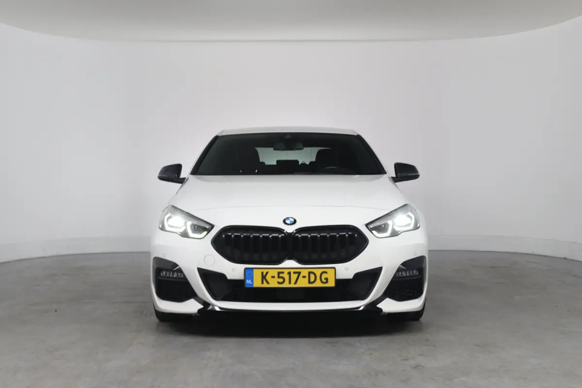 218i Executive Edition Automaat | M Pakket | Camera | Leder | Navigatie | Parkeersensoren voor & achter | BMW LED |