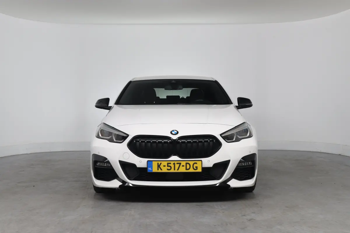 218i Executive Edition Automaat | M Pakket | Camera | Leder | Navigatie | Parkeersensoren voor & achter | BMW LED |