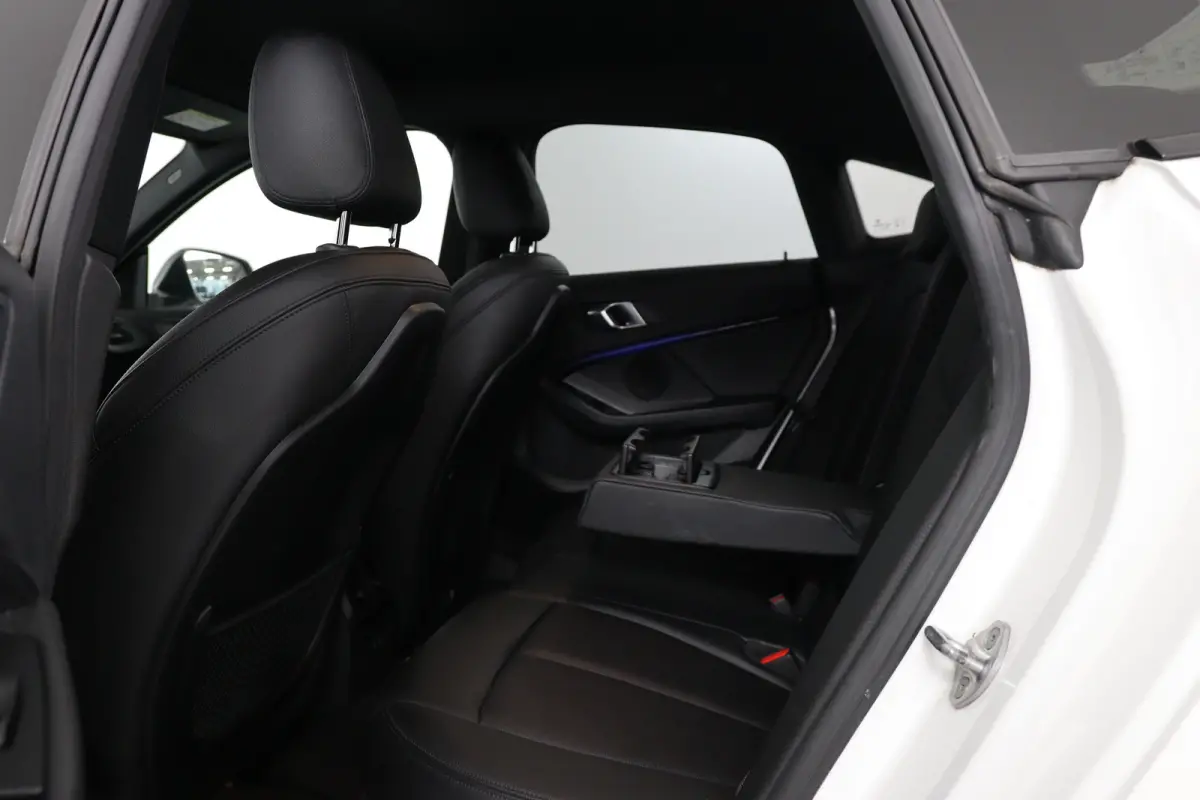 218i Executive Edition Automaat | M Pakket | Camera | Leder | Navigatie | Parkeersensoren voor & achter | BMW LED |