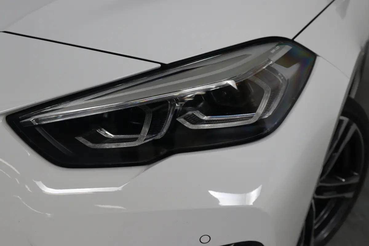 218i Executive Edition Automaat | M Pakket | Camera | Leder | Navigatie | Parkeersensoren voor & achter | BMW LED |