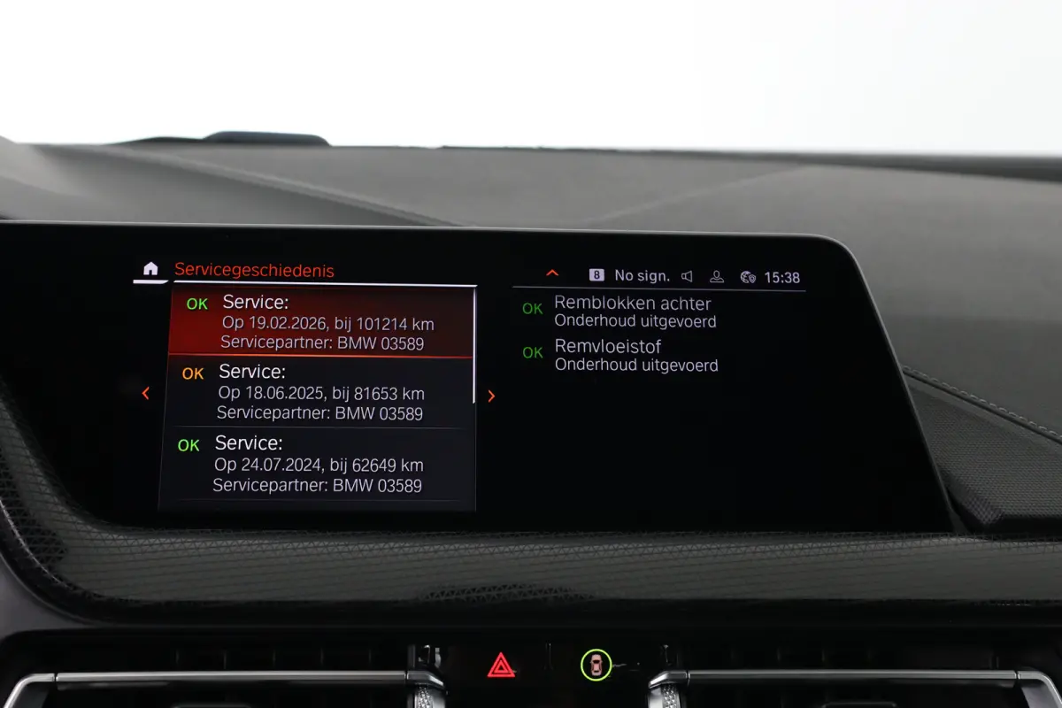 218i Executive Edition Automaat | M Pakket | Camera | Leder | Navigatie | Parkeersensoren voor & achter | BMW LED |