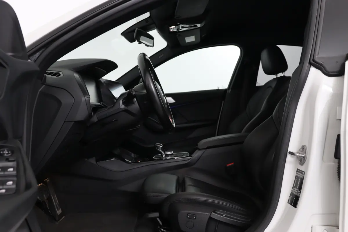 218i Executive Edition Automaat | M Pakket | Camera | Leder | Navigatie | Parkeersensoren voor & achter | BMW LED |