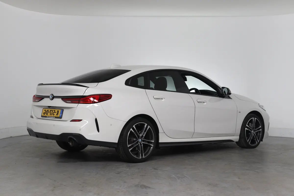 218i Executive Edition Automaat | M Pakket | Camera | Leder | Navigatie | Parkeersensoren voor & achter | BMW LED |