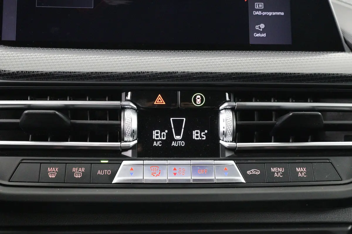 218i Executive Edition Automaat | M Pakket | Camera | Leder | Navigatie | Parkeersensoren voor & achter | BMW LED |