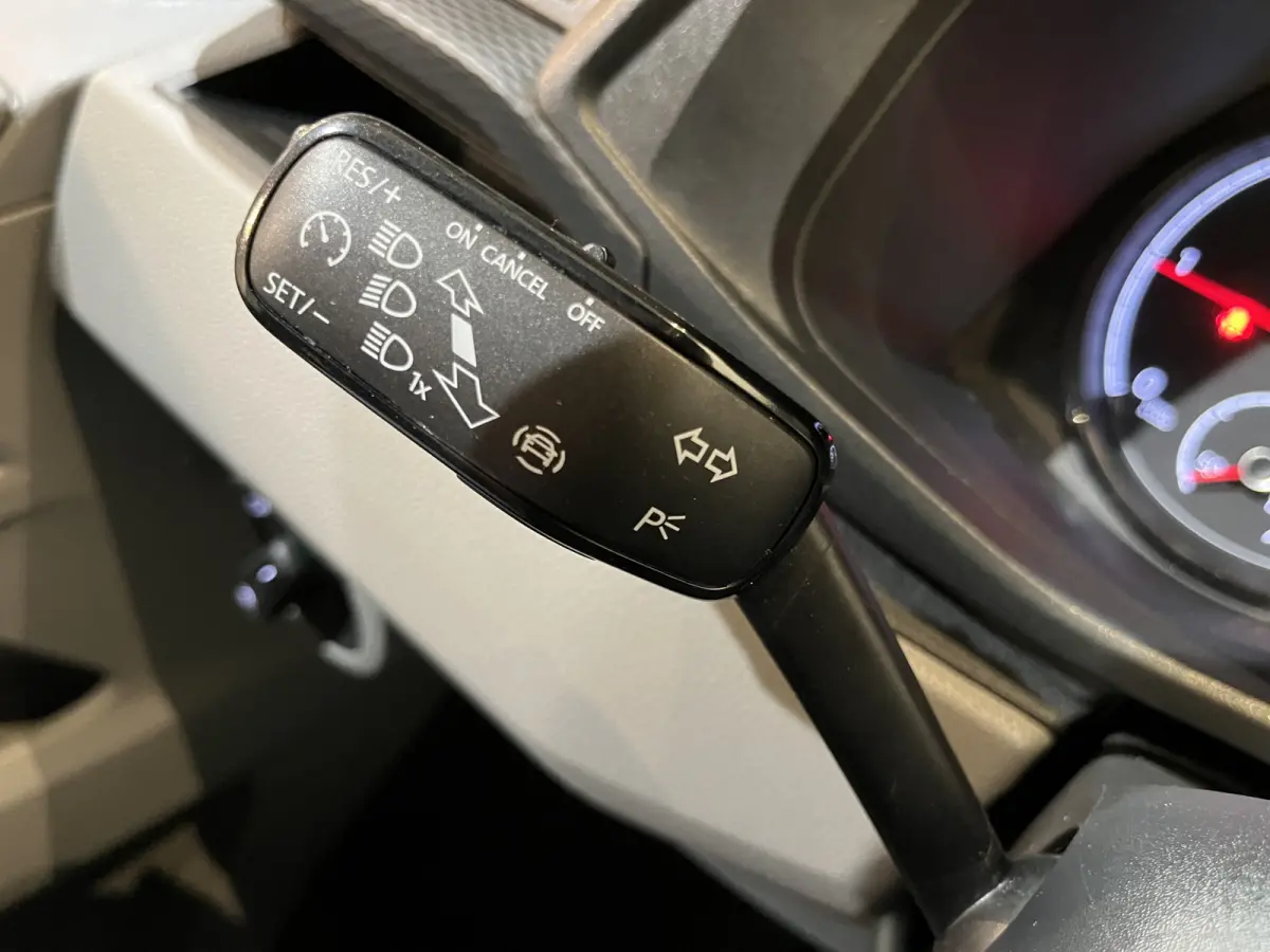 2.0 TDI L1H1 150 PK Automaat / Airco / Cruise Control / CarPlay / PDC / Navigatie / 3-Zits
