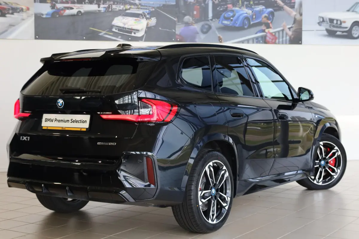 eDrive20 | M Sportpakket Pro | Driving Assistant Plus | SOH 100% | Head-Up Display | Stoelverwarming