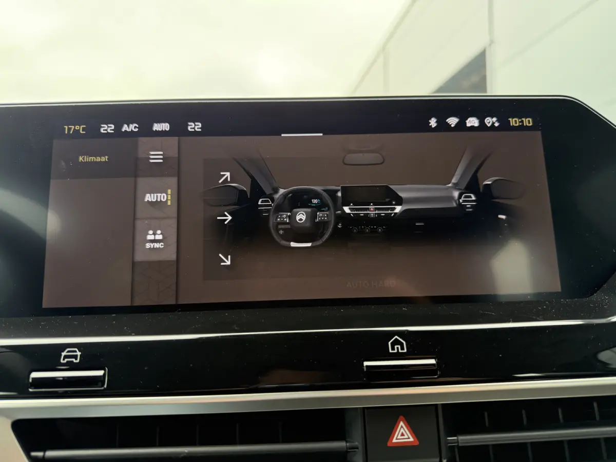 145pk Hybride Plus (Camera - LED - Navigatie - Automatische Airco - Parkeersensoren - Apple Carplay)