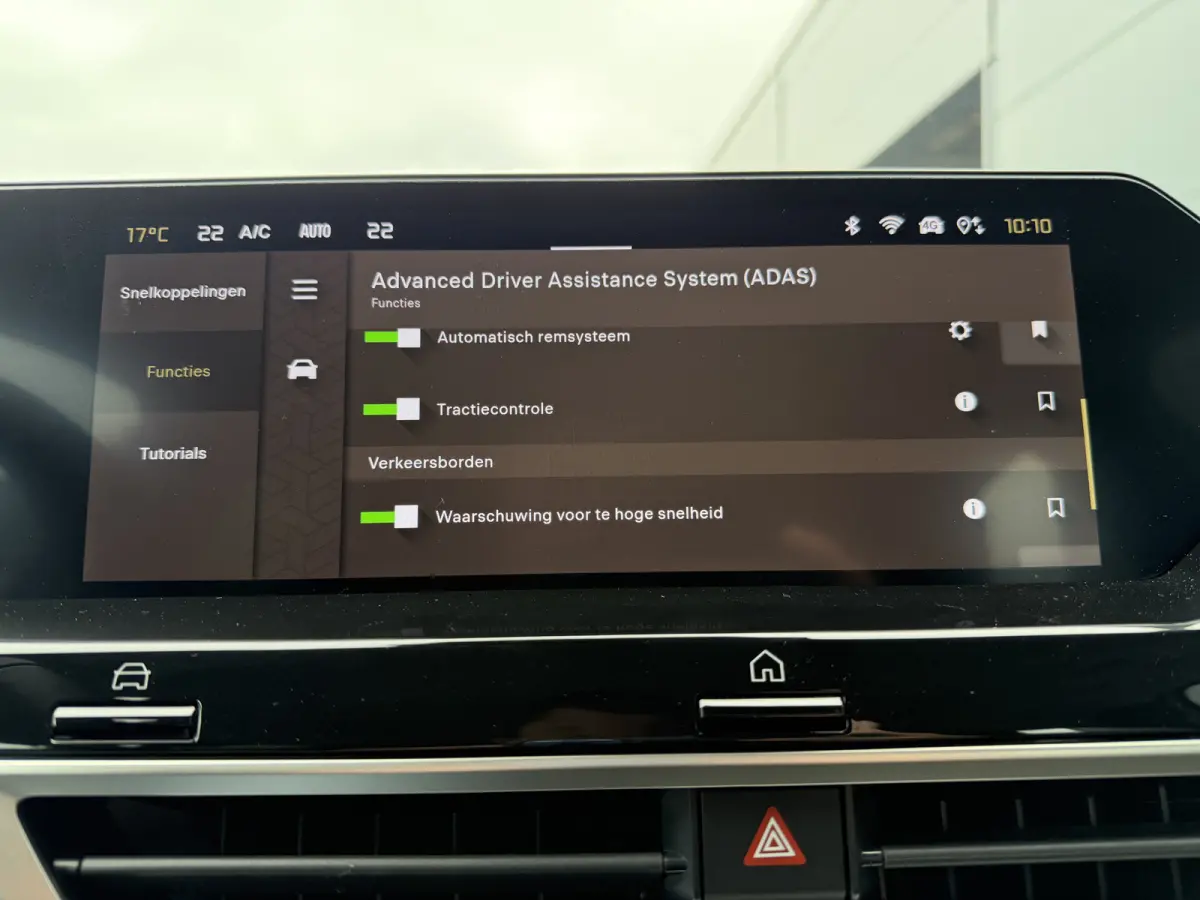 145pk Hybride Plus (Camera - LED - Navigatie - Automatische Airco - Parkeersensoren - Apple Carplay)