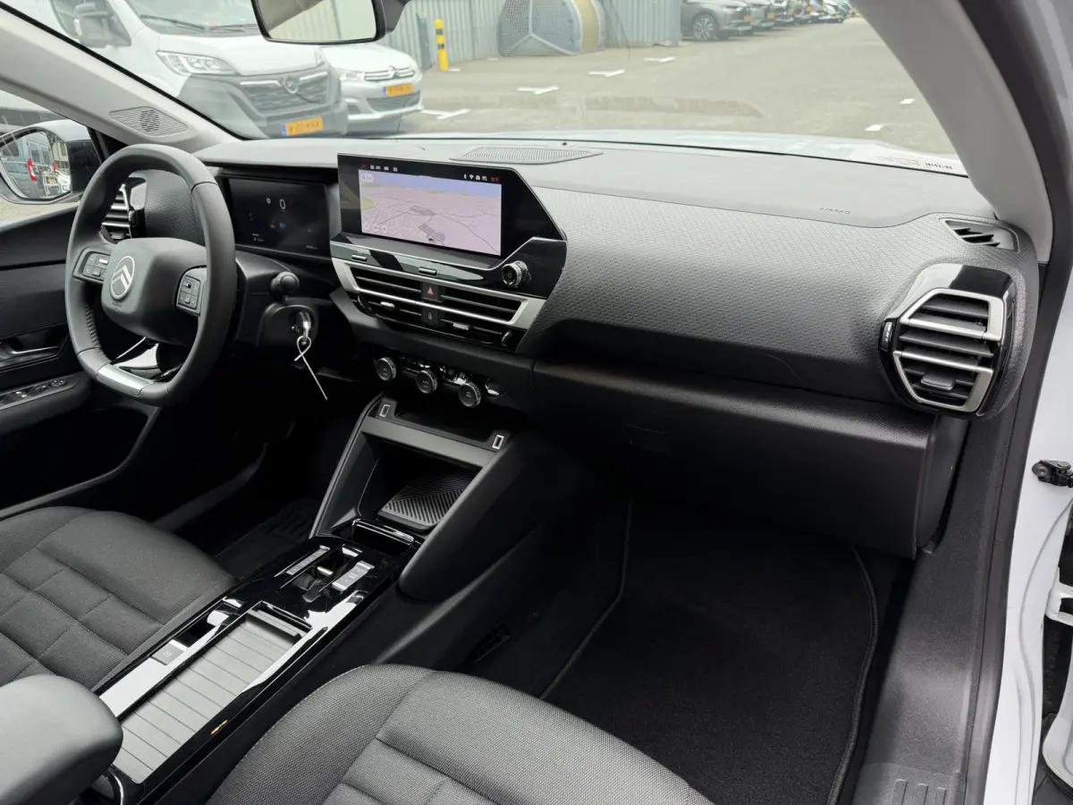145pk Hybride Plus (Camera - LED - Navigatie - Automatische Airco - Parkeersensoren - Apple Carplay)