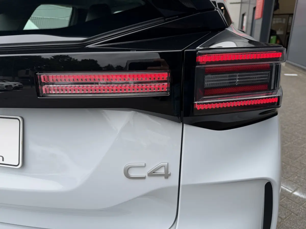 145pk Hybride Plus (Camera - LED - Navigatie - Automatische Airco - Parkeersensoren - Apple Carplay)