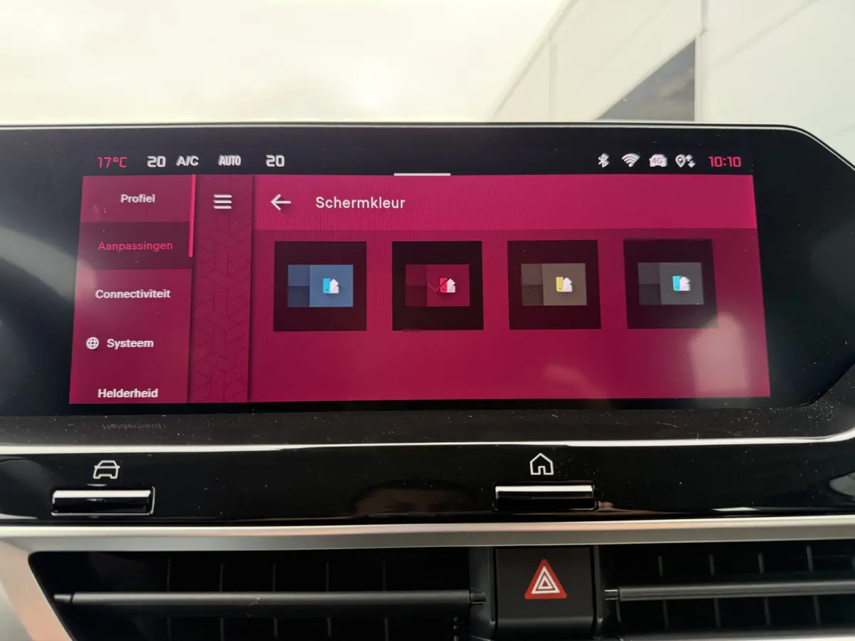 145pk Hybride Plus (Camera - LED - Navigatie - Automatische Airco - Parkeersensoren - Apple Carplay)