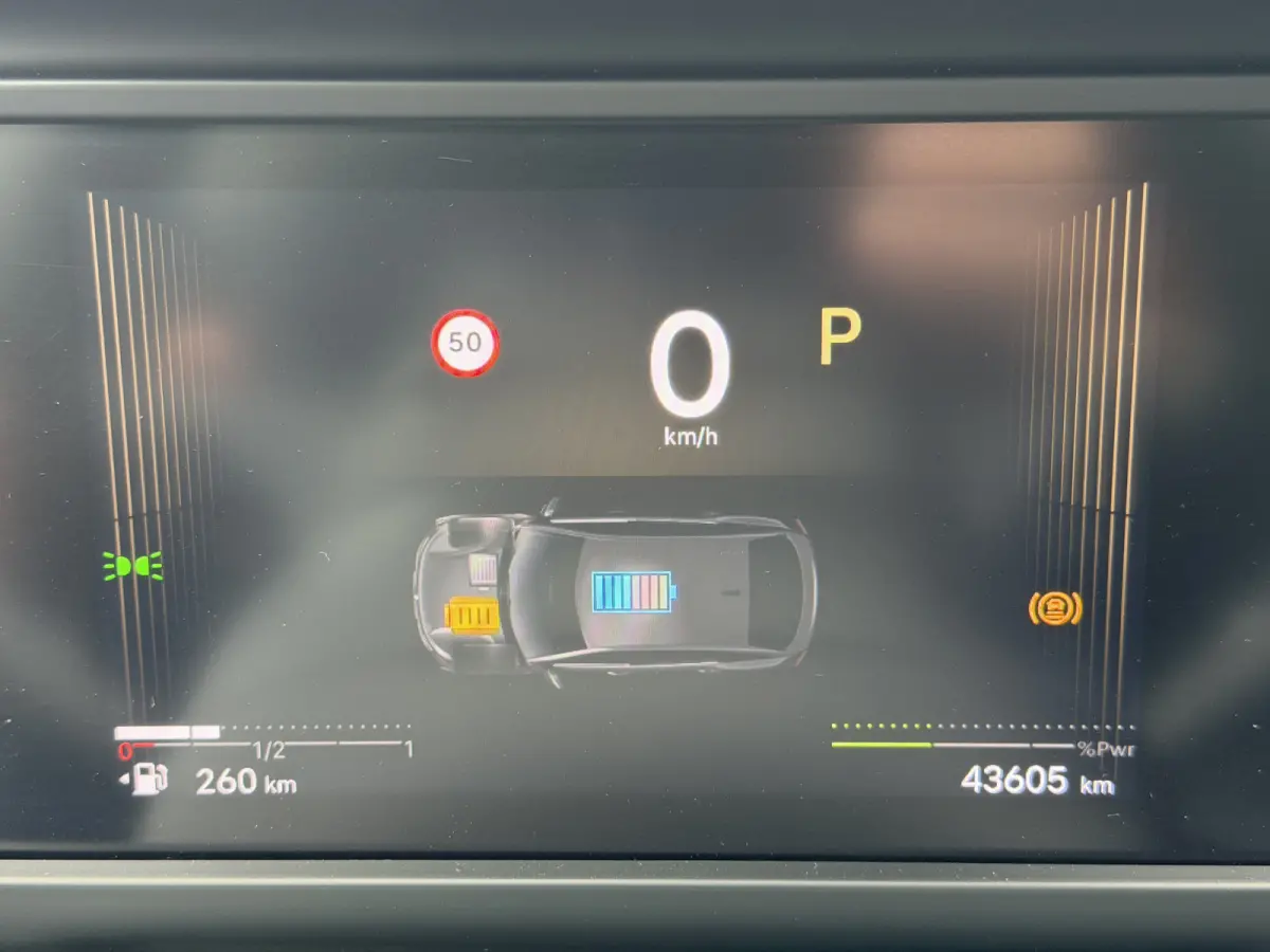 145pk Hybride Plus (Camera - LED - Navigatie - Automatische Airco - Parkeersensoren - Apple Carplay)