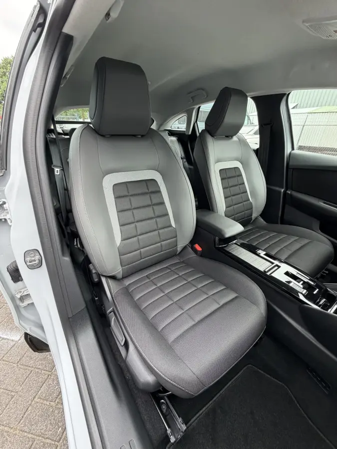 145pk Hybride Plus (Camera - LED - Navigatie - Automatische Airco - Parkeersensoren - Apple Carplay)