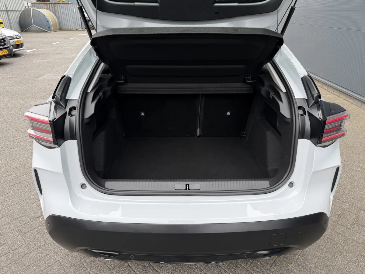 145pk Hybride Plus (Camera - LED - Navigatie - Automatische Airco - Parkeersensoren - Apple Carplay)