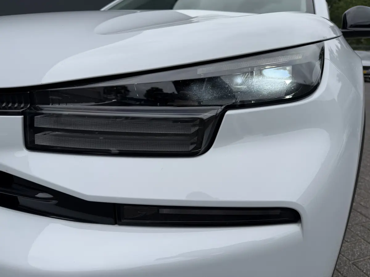 145pk Hybride Plus (Camera - LED - Navigatie - Automatische Airco - Parkeersensoren - Apple Carplay)