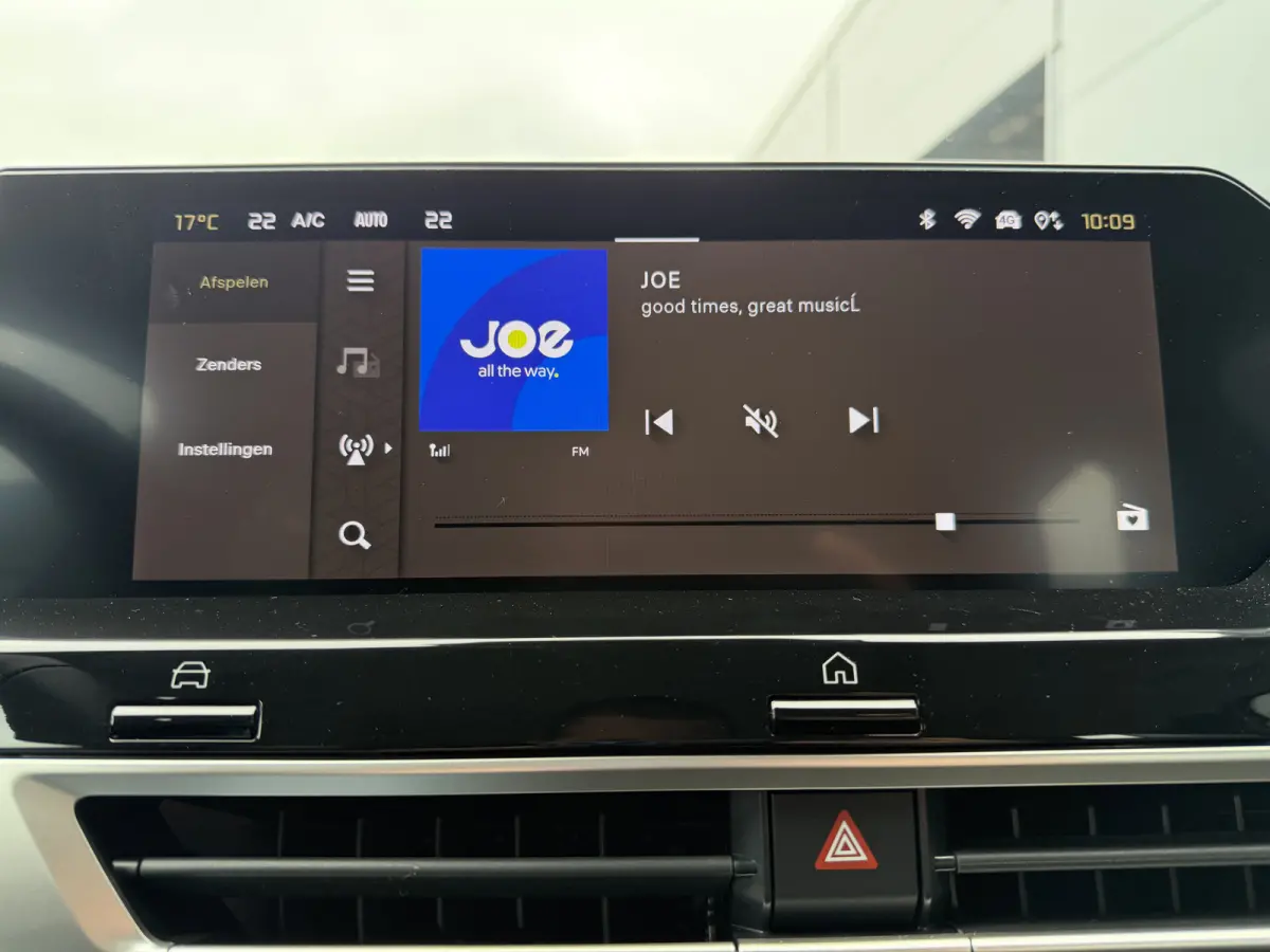 145pk Hybride Plus (Camera - LED - Navigatie - Automatische Airco - Parkeersensoren - Apple Carplay)