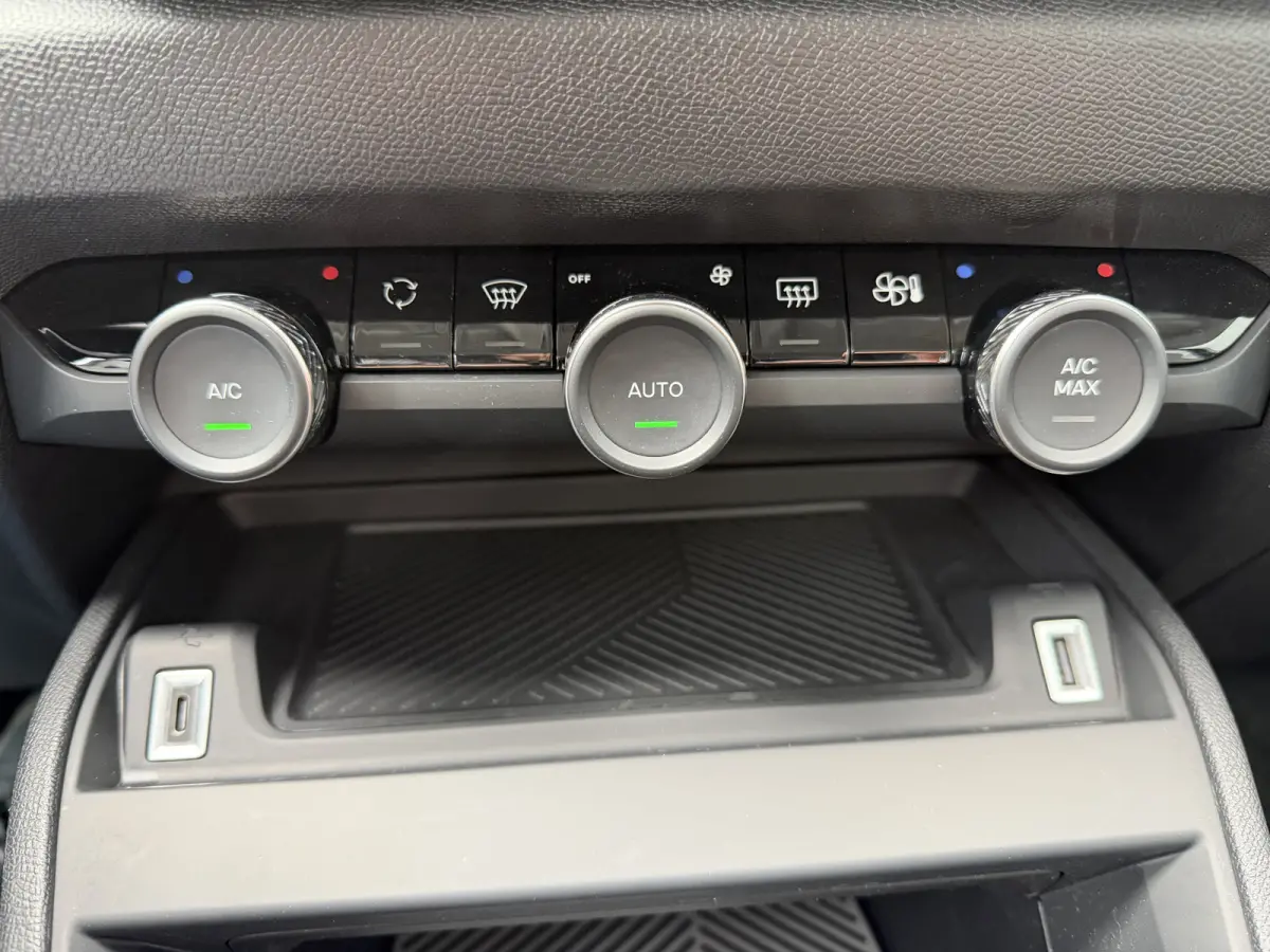 145pk Hybride Plus (Camera - LED - Navigatie - Automatische Airco - Parkeersensoren - Apple Carplay)