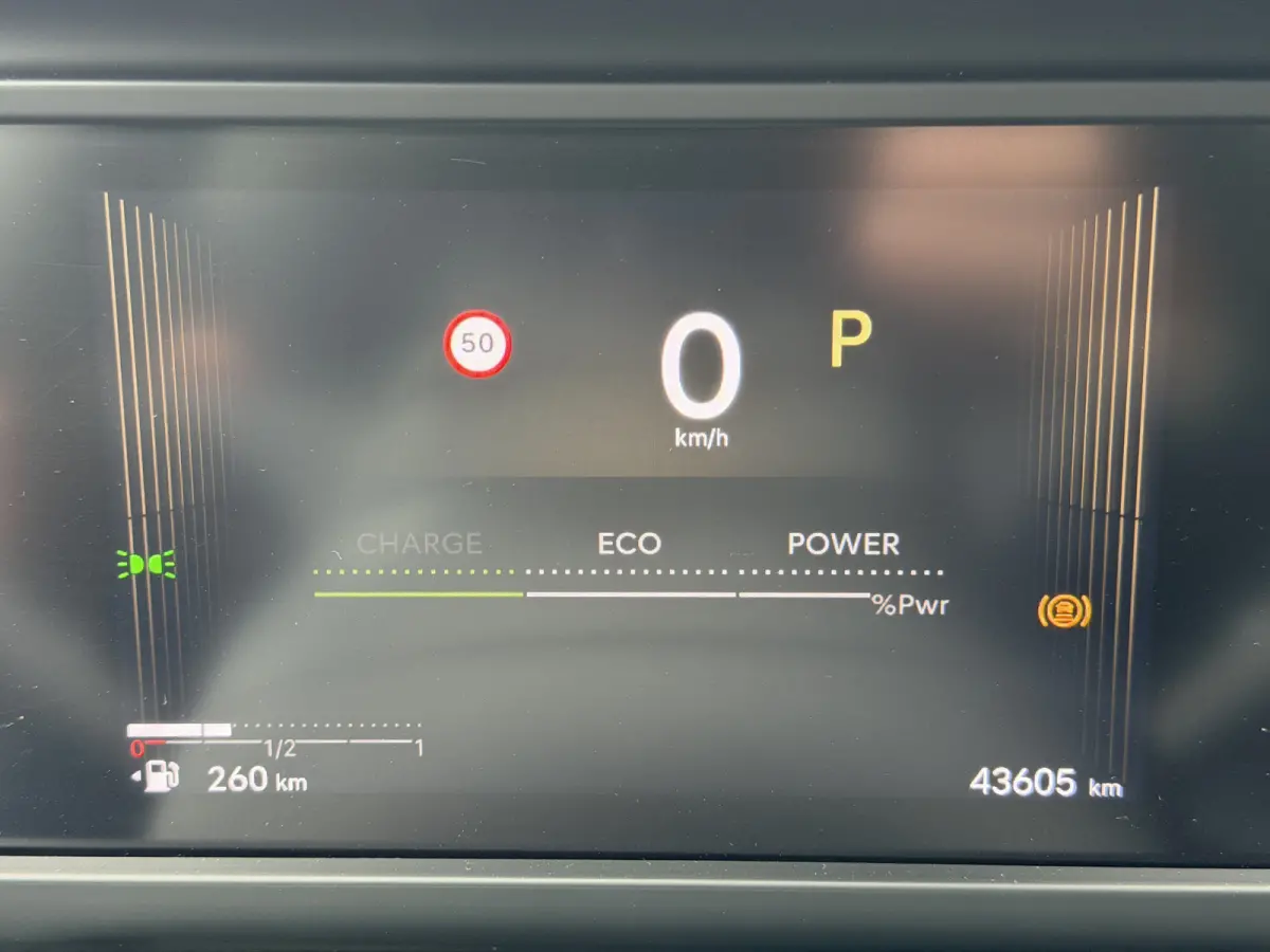 145pk Hybride Plus (Camera - LED - Navigatie - Automatische Airco - Parkeersensoren - Apple Carplay)