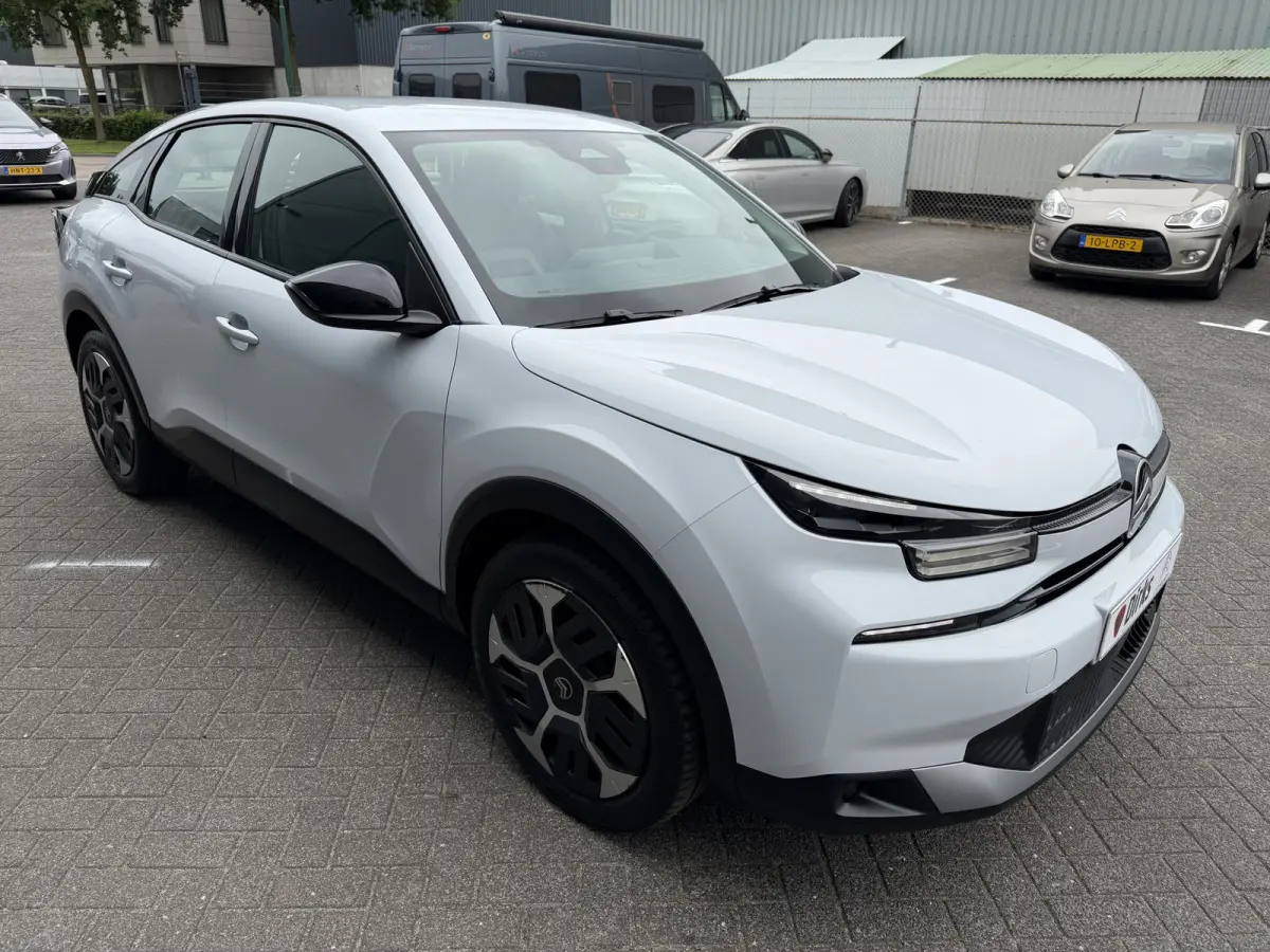 145pk Hybride Plus (Camera - LED - Navigatie - Automatische Airco - Parkeersensoren - Apple Carplay)