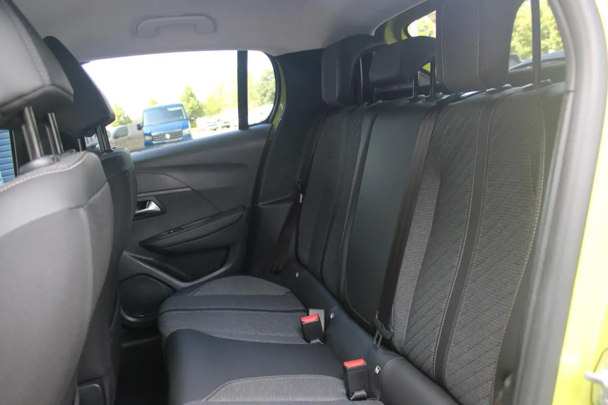 1.2 100PK ALLURE | PARKEERSENSOREN VOOR + ACHTER | DRAADLOZE APPLE CARPLAY/ANDROID AUTO | CRUISE CONTROL | DAB+ RADIO | CLIMATE CONTROL | LED KOPLAMPEN | LICHTMETALEN VELGEN 16" |
