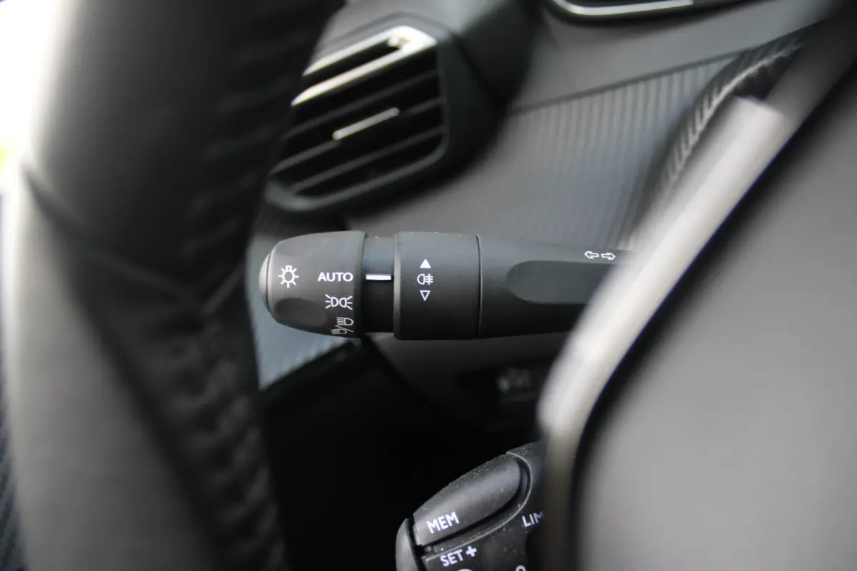 1.2 100PK ALLURE | PARKEERSENSOREN VOOR + ACHTER | DRAADLOZE APPLE CARPLAY/ANDROID AUTO | CRUISE CONTROL | DAB+ RADIO | CLIMATE CONTROL | LED KOPLAMPEN | LICHTMETALEN VELGEN 16" |