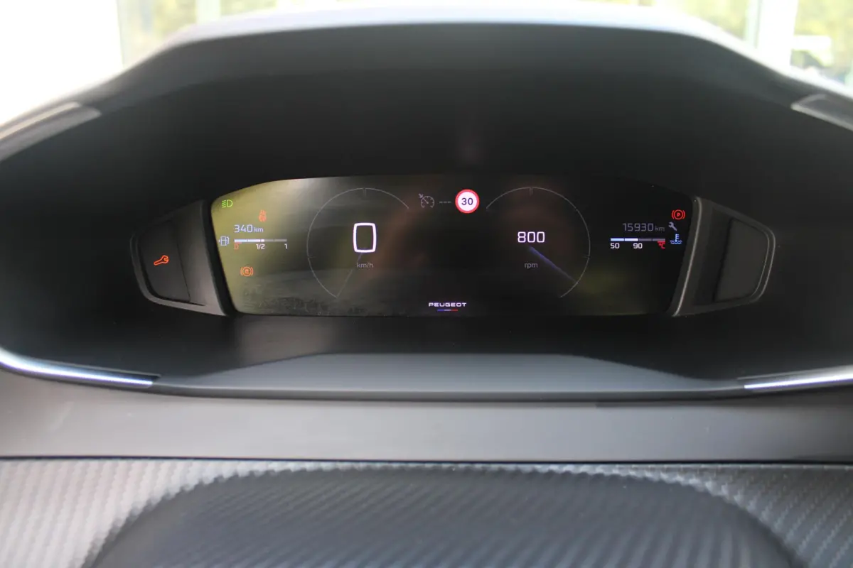 1.2 100PK ALLURE | PARKEERSENSOREN VOOR + ACHTER | DRAADLOZE APPLE CARPLAY/ANDROID AUTO | CRUISE CONTROL | DAB+ RADIO | CLIMATE CONTROL | LED KOPLAMPEN | LICHTMETALEN VELGEN 16" |