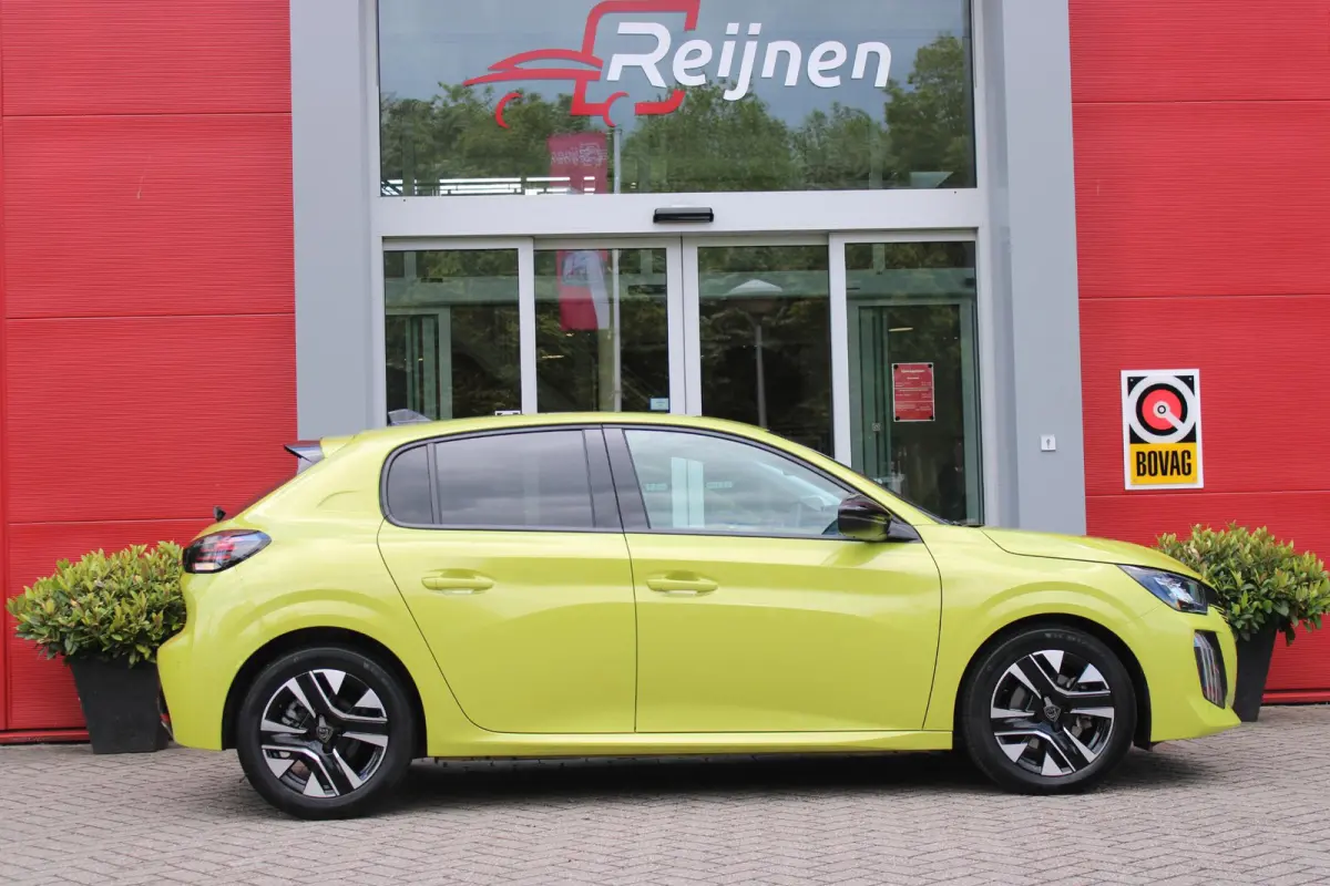 1.2 100PK ALLURE | PARKEERSENSOREN VOOR + ACHTER | DRAADLOZE APPLE CARPLAY/ANDROID AUTO | CRUISE CONTROL | DAB+ RADIO | CLIMATE CONTROL | LED KOPLAMPEN | LICHTMETALEN VELGEN 16" |