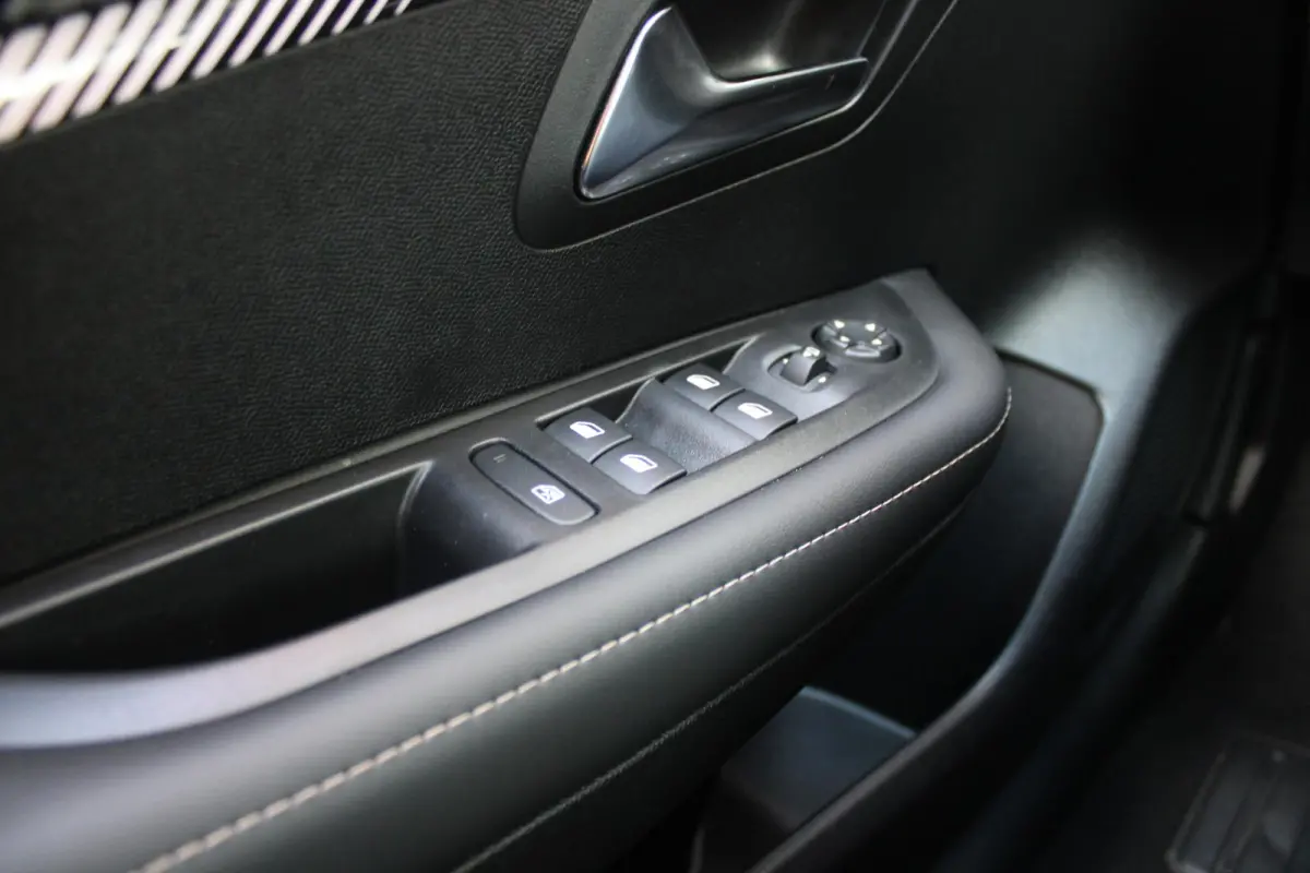 1.2 100PK ALLURE | PARKEERSENSOREN VOOR + ACHTER | DRAADLOZE APPLE CARPLAY/ANDROID AUTO | CRUISE CONTROL | DAB+ RADIO | CLIMATE CONTROL | LED KOPLAMPEN | LICHTMETALEN VELGEN 16" |