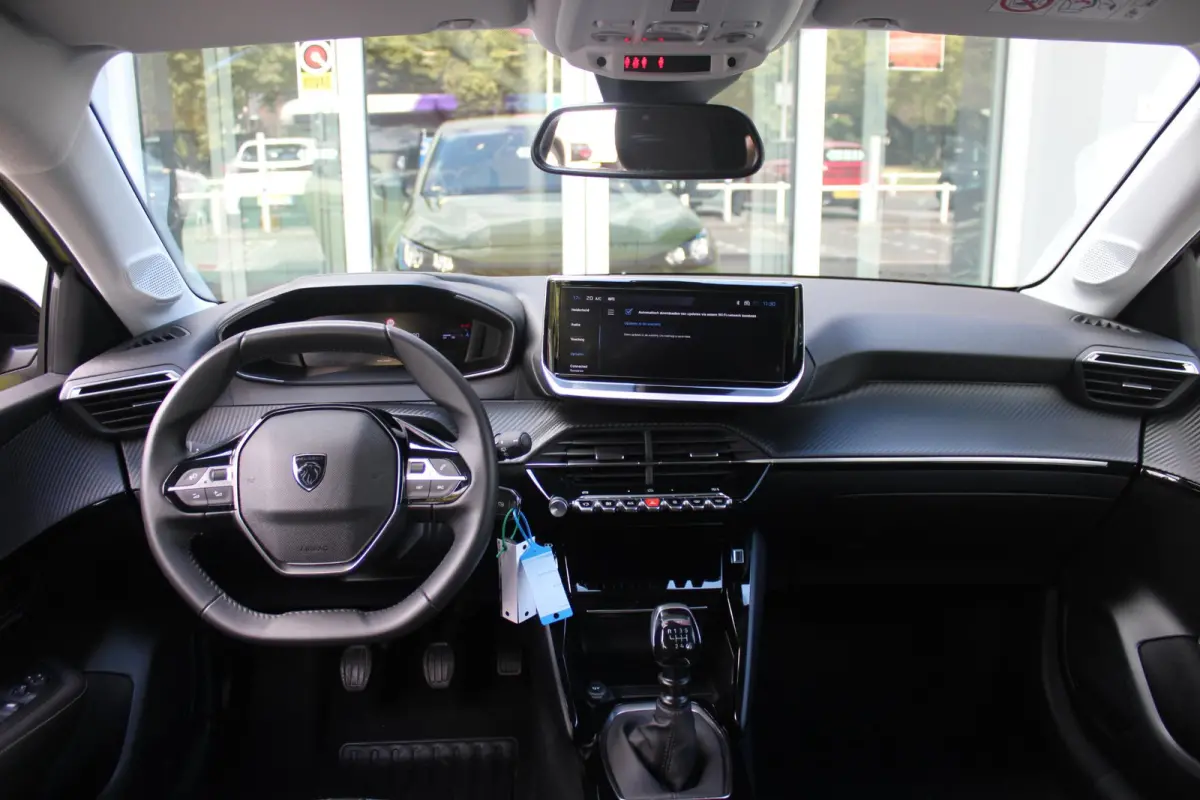 1.2 100PK ALLURE | PARKEERSENSOREN VOOR + ACHTER | DRAADLOZE APPLE CARPLAY/ANDROID AUTO | CRUISE CONTROL | DAB+ RADIO | CLIMATE CONTROL | LED KOPLAMPEN | LICHTMETALEN VELGEN 16" |