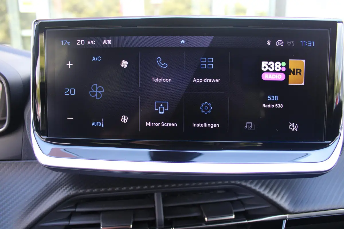 1.2 100PK ALLURE | PARKEERSENSOREN VOOR + ACHTER | DRAADLOZE APPLE CARPLAY/ANDROID AUTO | CRUISE CONTROL | DAB+ RADIO | CLIMATE CONTROL | LED KOPLAMPEN | LICHTMETALEN VELGEN 16" |
