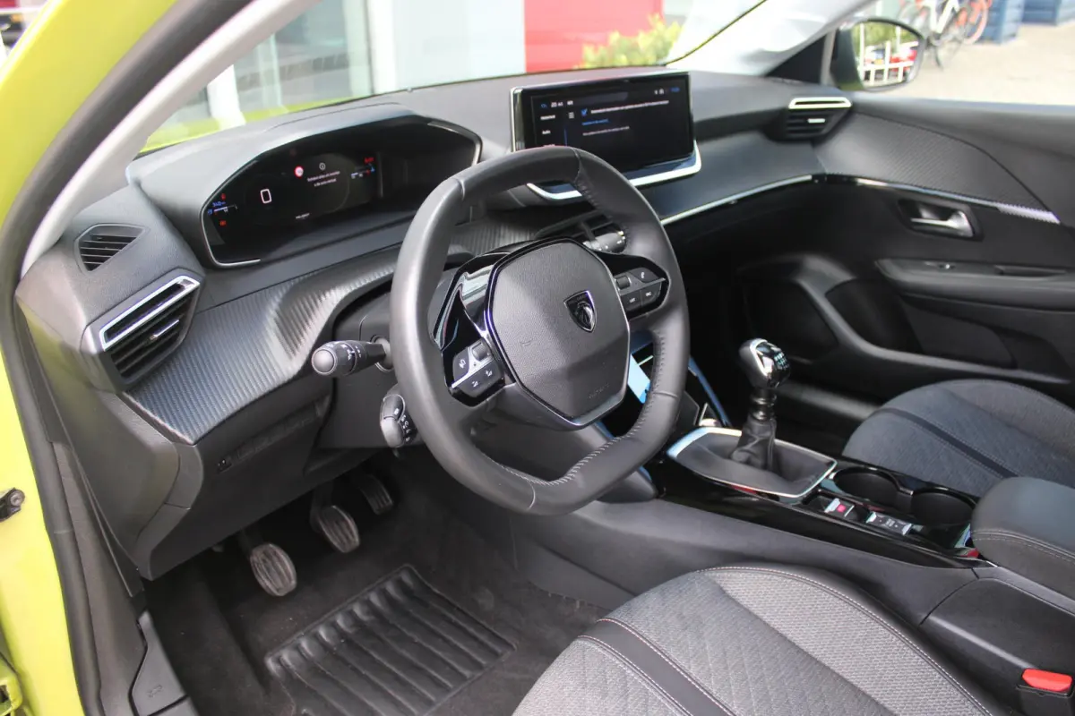 1.2 100PK ALLURE | PARKEERSENSOREN VOOR + ACHTER | DRAADLOZE APPLE CARPLAY/ANDROID AUTO | CRUISE CONTROL | DAB+ RADIO | CLIMATE CONTROL | LED KOPLAMPEN | LICHTMETALEN VELGEN 16" |