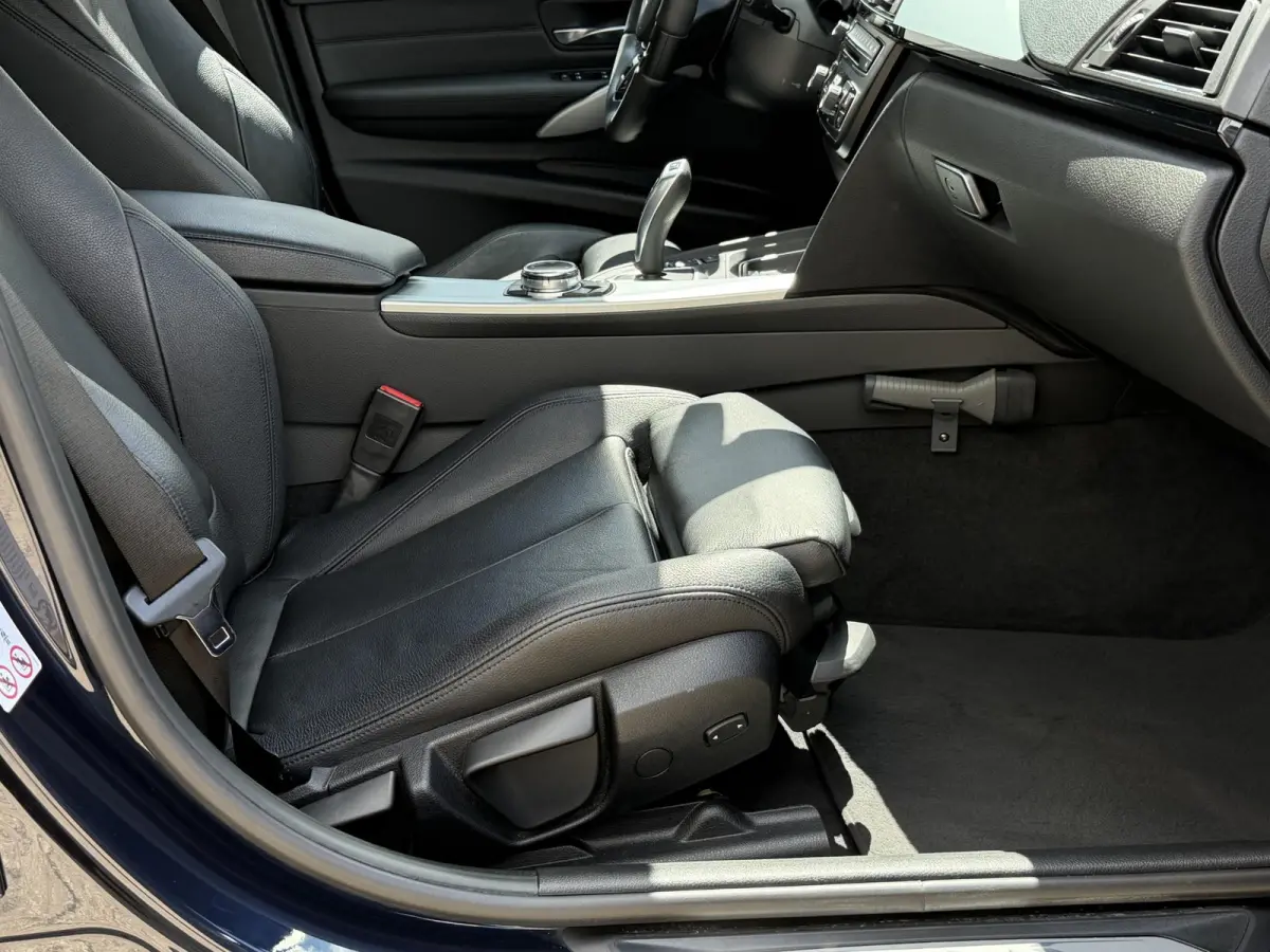 320i High Executive | NL-auto/1e eign./Leder/Sportstoelen/Navi/PDC