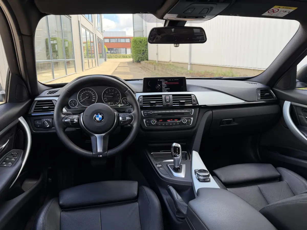 320i High Executive | NL-auto/1e eign./Leder/Sportstoelen/Navi/PDC