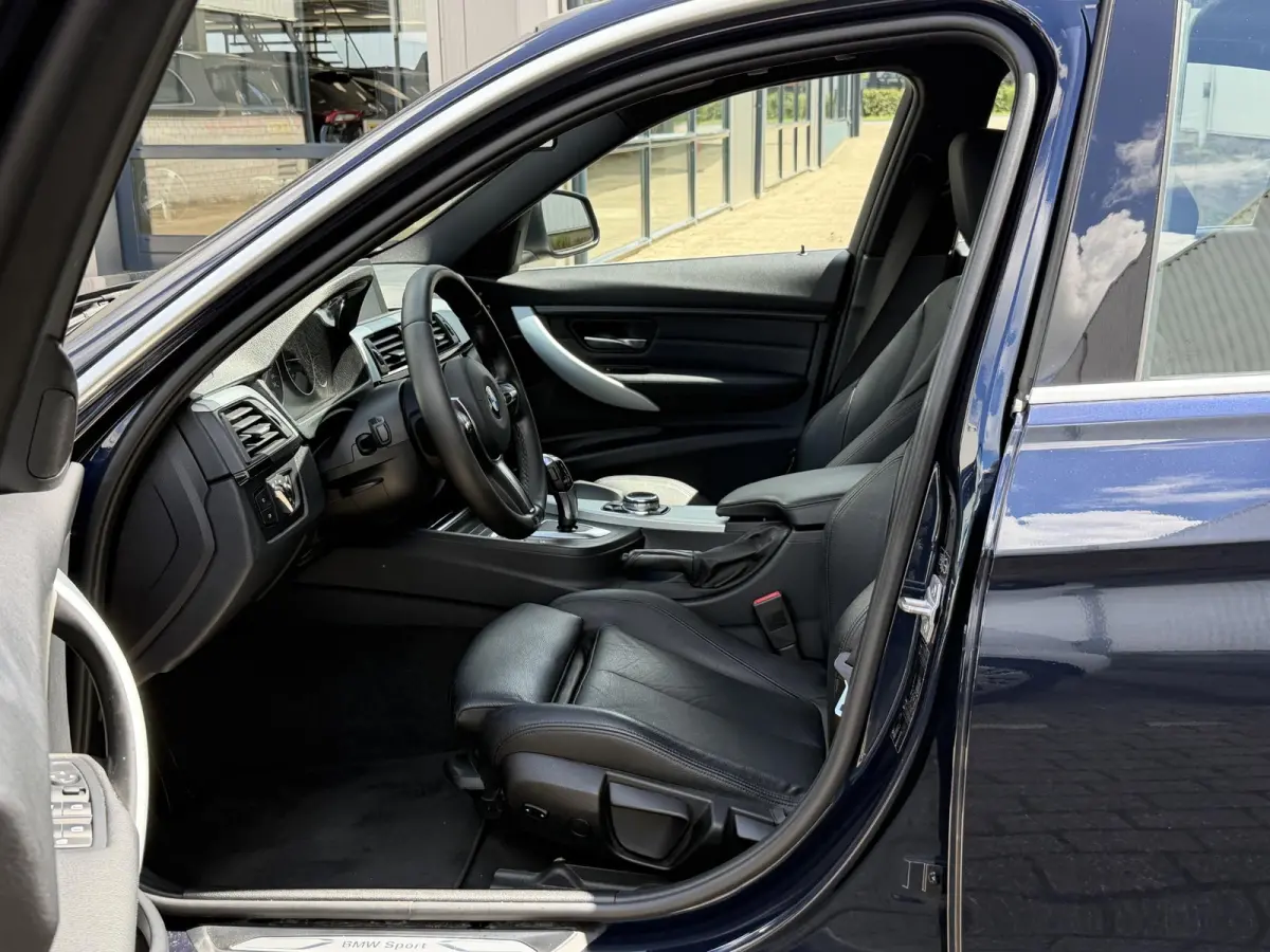 320i High Executive | NL-auto/1e eign./Leder/Sportstoelen/Navi/PDC