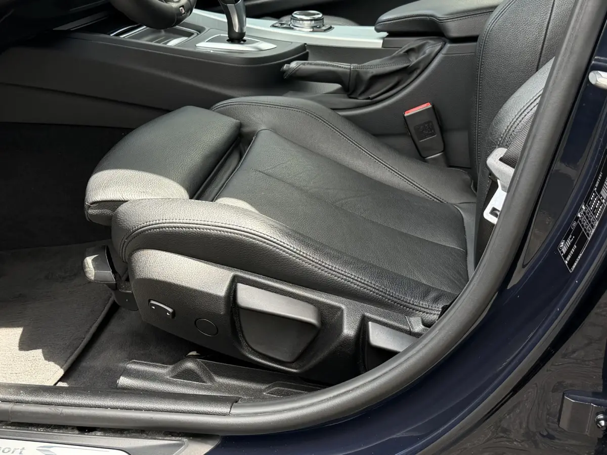 320i High Executive | NL-auto/1e eign./Leder/Sportstoelen/Navi/PDC