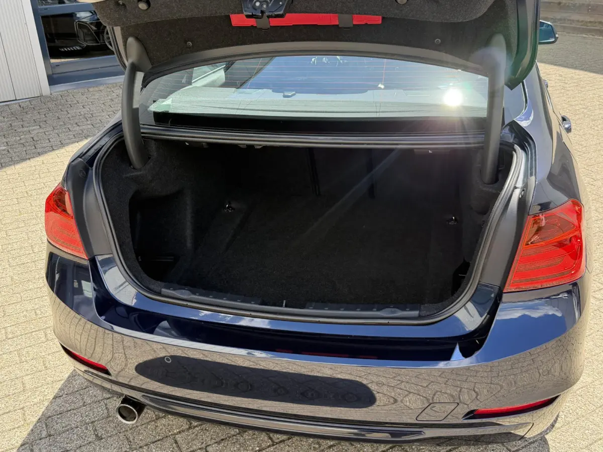320i High Executive | NL-auto/1e eign./Leder/Sportstoelen/Navi/PDC