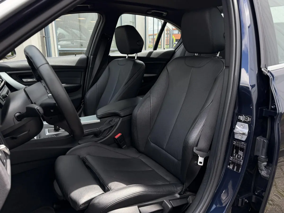 320i High Executive | NL-auto/1e eign./Leder/Sportstoelen/Navi/PDC