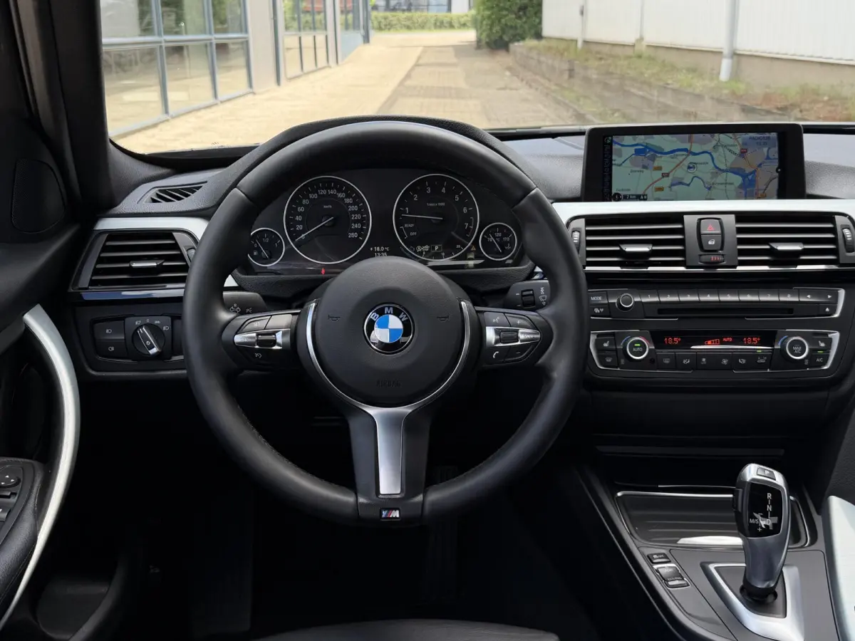 320i High Executive | NL-auto/1e eign./Leder/Sportstoelen/Navi/PDC