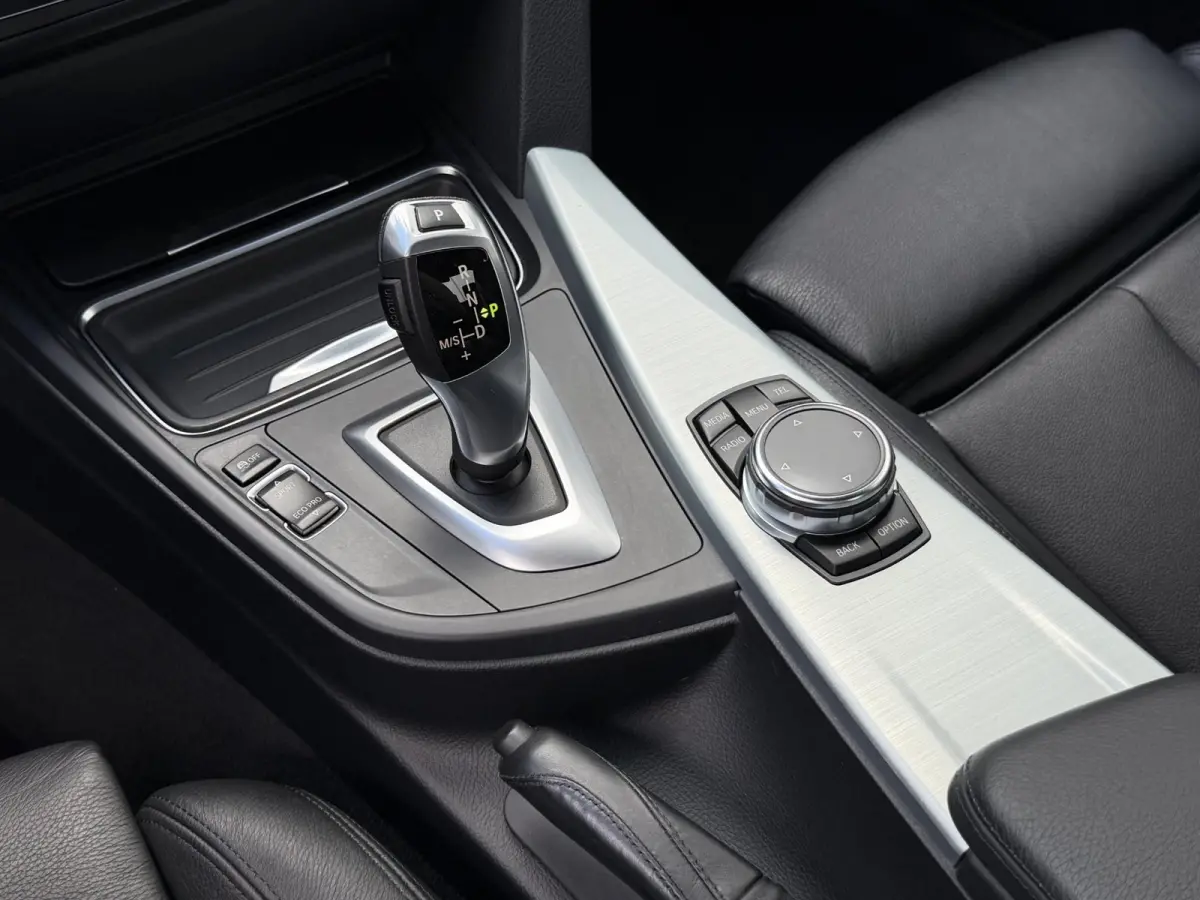 320i High Executive | NL-auto/1e eign./Leder/Sportstoelen/Navi/PDC