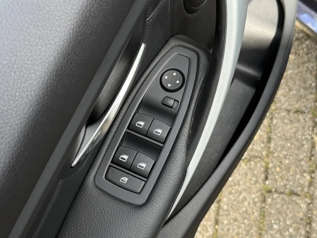 320i High Executive | NL-auto/1e eign./Leder/Sportstoelen/Navi/PDC