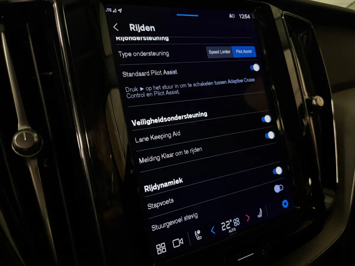 T6 AWD Recharge Plus Dark | Harman Kardon | All Season banden | Adaptieve Cruise Control | Stoelverwarming voor+achter | Stuurwielverwarming | Standkachel met Volvo On Call App | Full LED Me