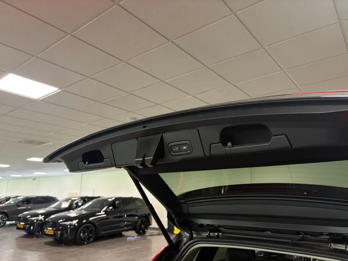 T6 AWD Recharge Plus Dark | Harman Kardon | All Season banden | Adaptieve Cruise Control | Stoelverwarming voor+achter | Stuurwielverwarming | Standkachel met Volvo On Call App | Full LED Me