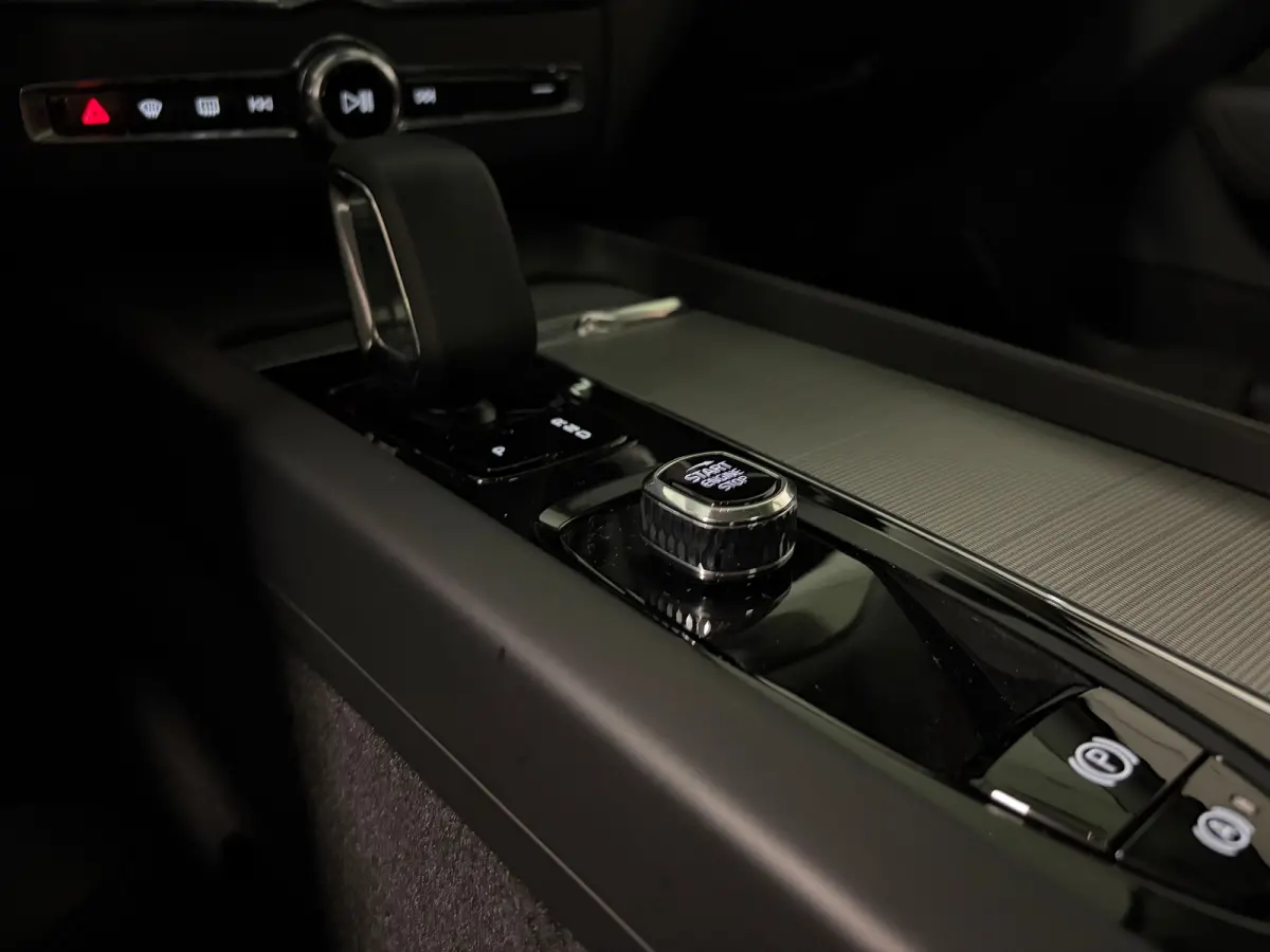 T6 AWD Recharge Plus Dark | Harman Kardon | All Season banden | Adaptieve Cruise Control | Stoelverwarming voor+achter | Stuurwielverwarming | Standkachel met Volvo On Call App | Full LED Me