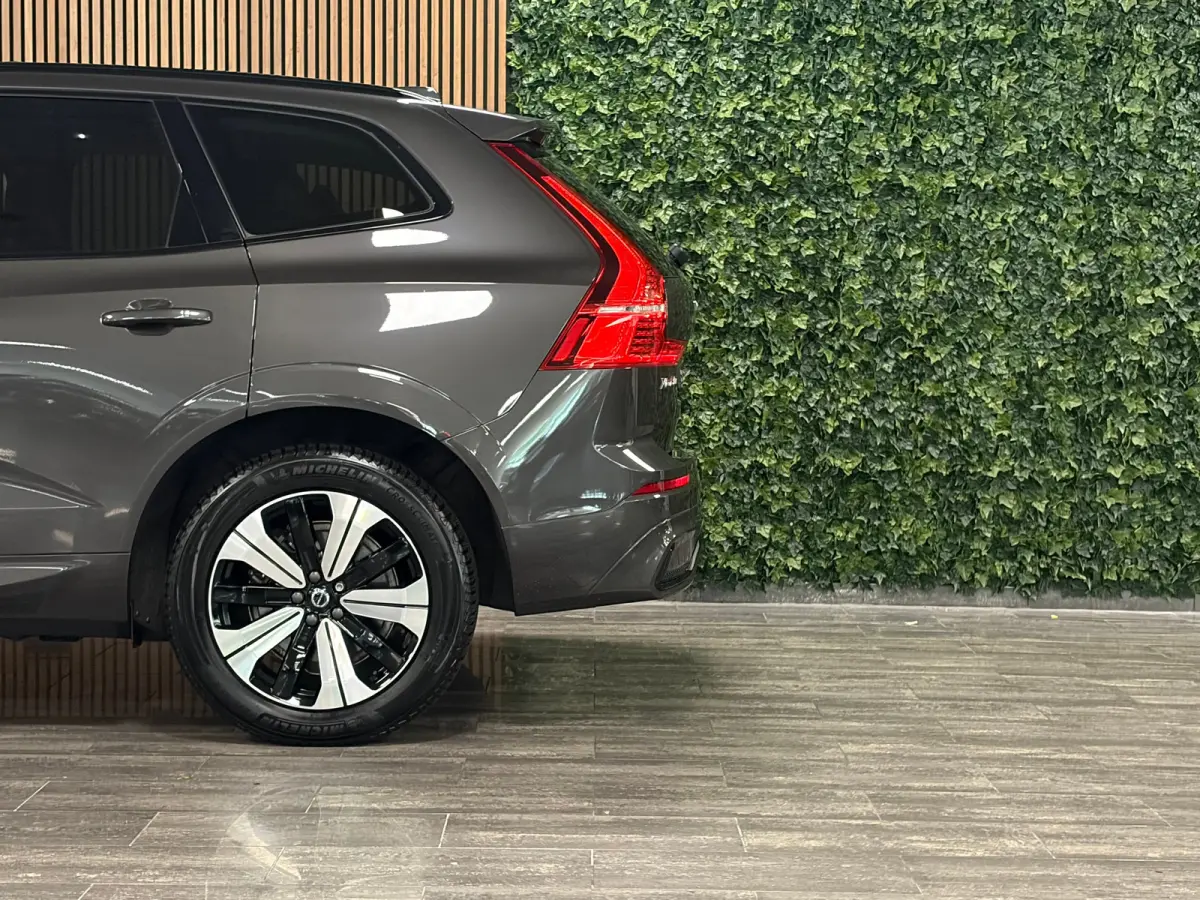 T6 AWD Recharge Plus Dark | Harman Kardon | All Season banden | Adaptieve Cruise Control | Stoelverwarming voor+achter | Stuurwielverwarming | Standkachel met Volvo On Call App | Full LED Me