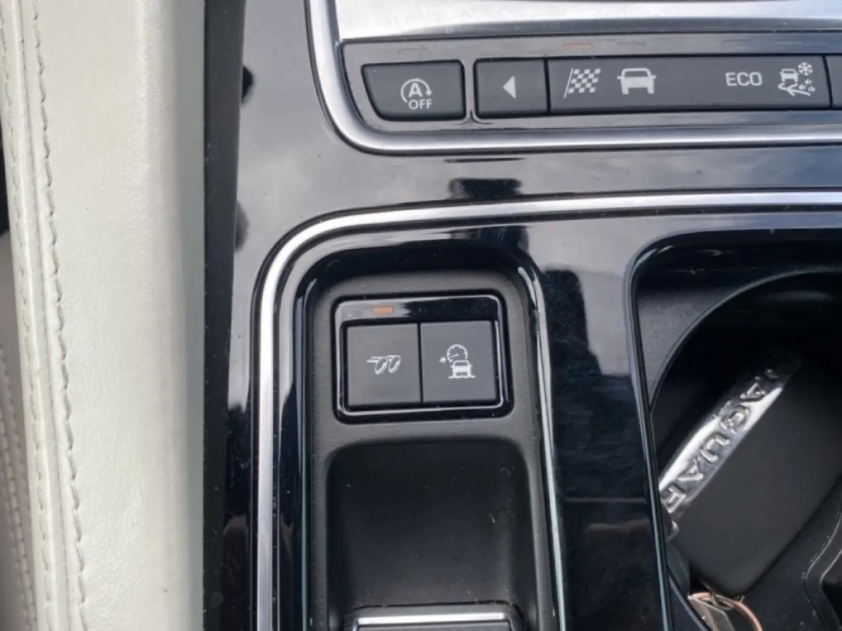 5.0 V8 SVR AWD 360-CAM/GLAS-DAK/ELEK-KLEP/MERIDIAN/DIG-DASH/HUD/22INCH