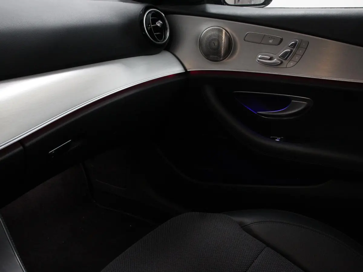 300e Avantgarde Premium Plus PHEV Automaat Panorama dak Climate control Adaptieve cruise control Parkeersensoren Camera  Verwarmde voorstoelen Keyless Lcihtmetalen velgen Led Burmester